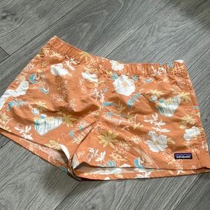 Patagonia women’s Barely Baggies Shorts 2 1/2”, regular fit size Medium